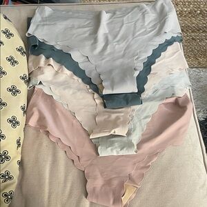 NEW - 5 Scalloped Edge Seamless panties- Pastel Multi-Pack